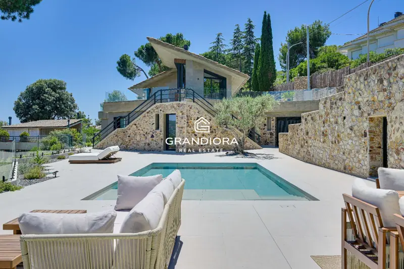 Luxury villa with pool and 1,700 m² garden in Premià de Dalt — 2