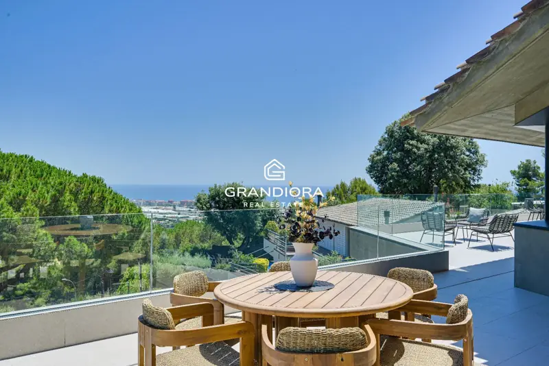 Luxury villa with pool and 1,700 m² garden in Premià de Dalt — 3