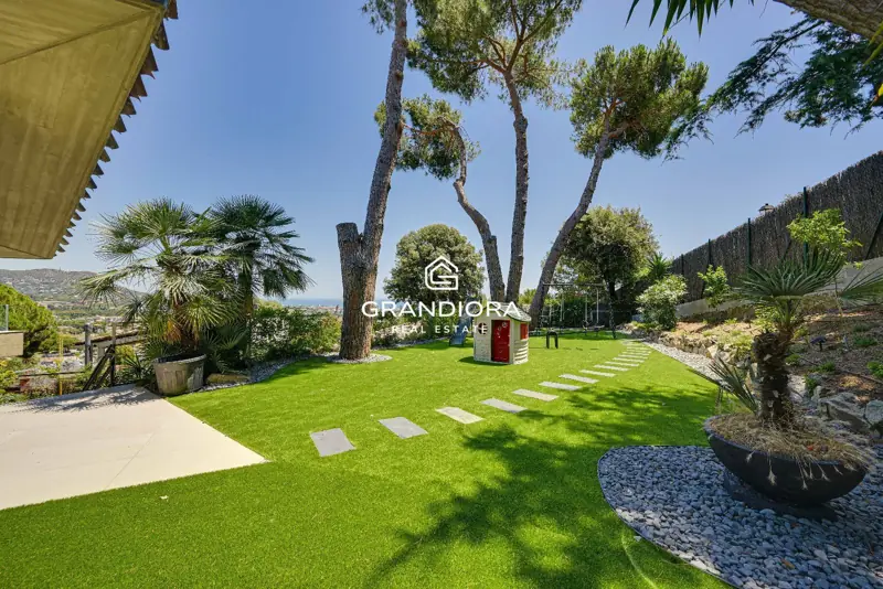 Luxury villa with pool and 1,700 m² garden in Premià de Dalt — 4