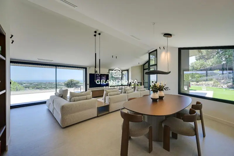 Luxury villa with pool and 1,700 m² garden in Premià de Dalt — 5