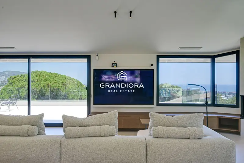 Luxury villa with pool and 1,700 m² garden in Premià de Dalt — 7