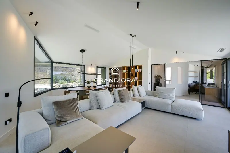 Luxury villa with pool and 1,700 m² garden in Premià de Dalt — 8