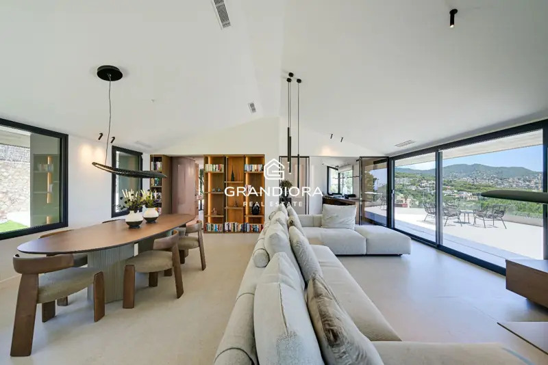 Luxury villa with pool and 1,700 m² garden in Premià de Dalt — 9
