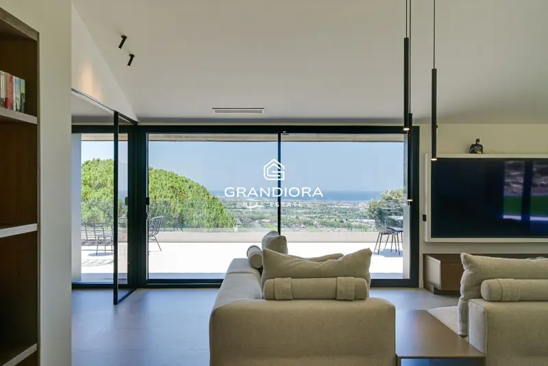 Luxury villa with pool and 1,700 m² garden in Premià de Dalt — 10