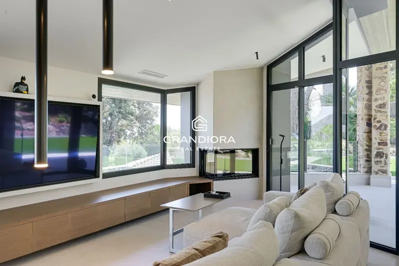 Luxury villa with pool and 1,700 m² garden in Premià de Dalt — 11