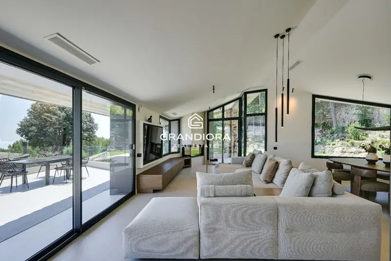 Luxury villa with pool and 1,700 m² garden in Premià de Dalt — 12