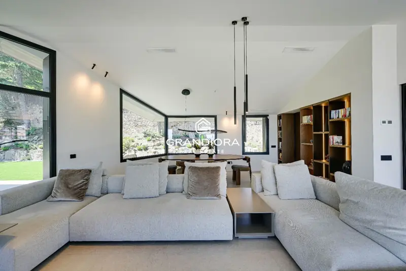 Luxury villa with pool and 1,700 m² garden in Premià de Dalt — 13