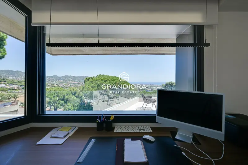 Luxury villa with pool and 1,700 m² garden in Premià de Dalt — 18