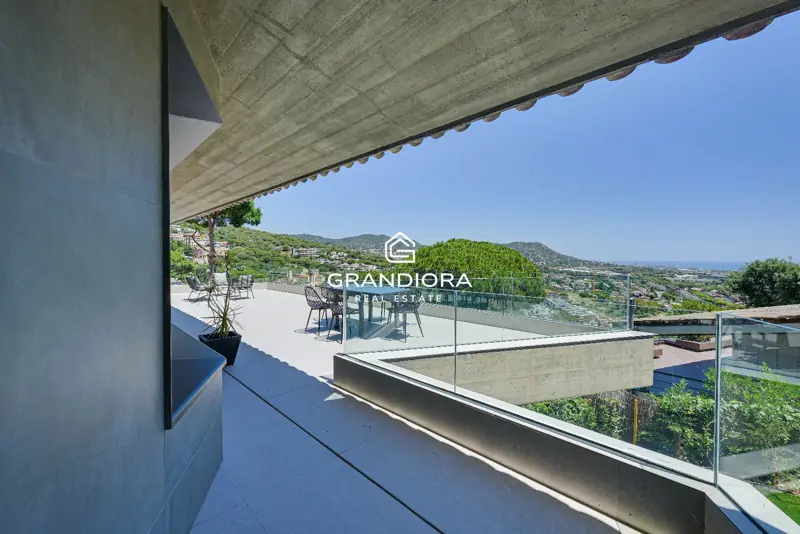 Luxury villa with pool and 1,700 m² garden in Premià de Dalt — 20