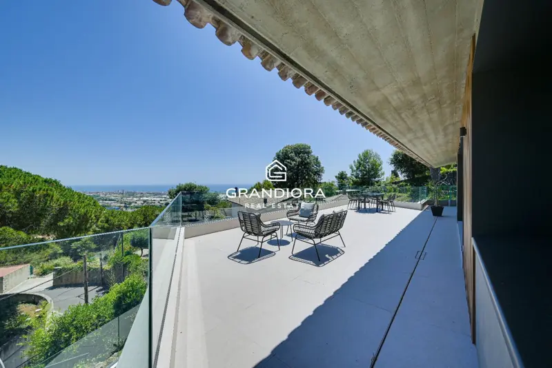Luxury villa with pool and 1,700 m² garden in Premià de Dalt — 21