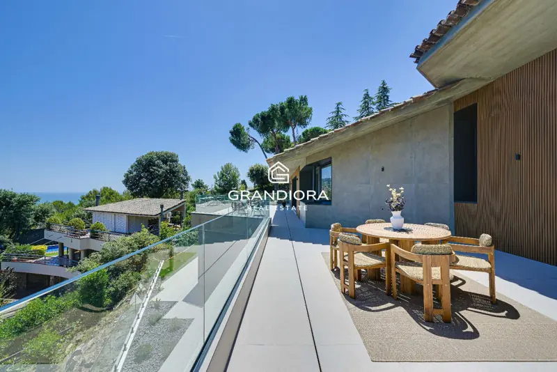Luxury villa with pool and 1,700 m² garden in Premià de Dalt — 22