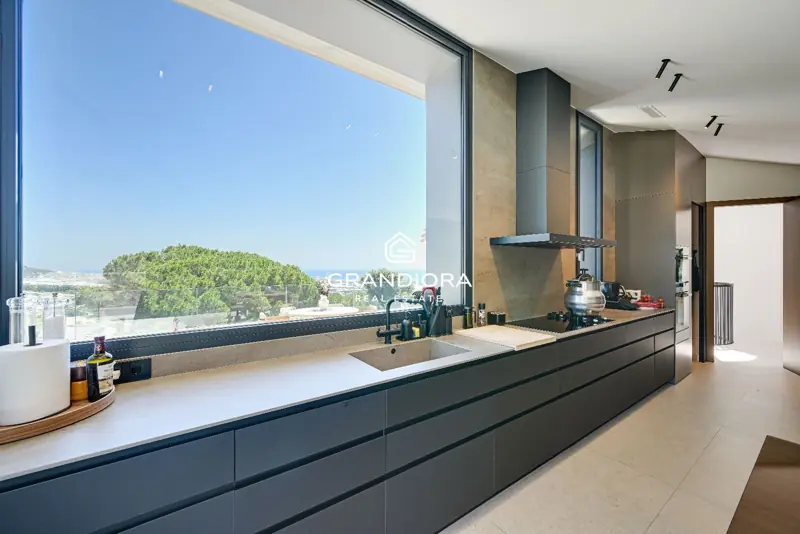 Luxury villa with pool and 1,700 m² garden in Premià de Dalt — 24