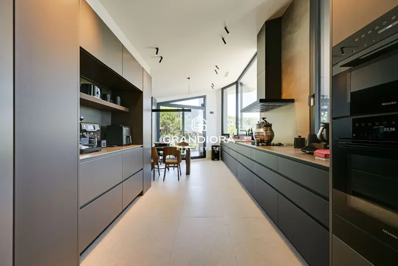Luxury villa with pool and 1,700 m² garden in Premià de Dalt — 25
