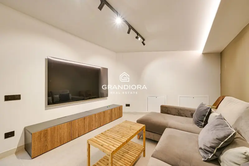 Luxury villa with pool and 1,700 m² garden in Premià de Dalt — 31