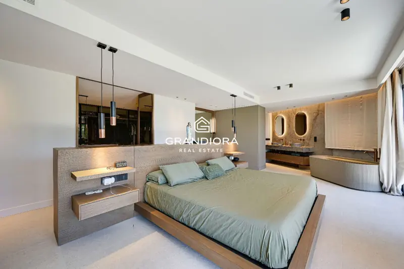 Luxury villa with pool and 1,700 m² garden in Premià de Dalt — 36