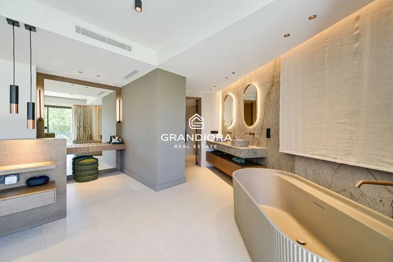 Luxury villa with pool and 1,700 m² garden in Premià de Dalt — 38