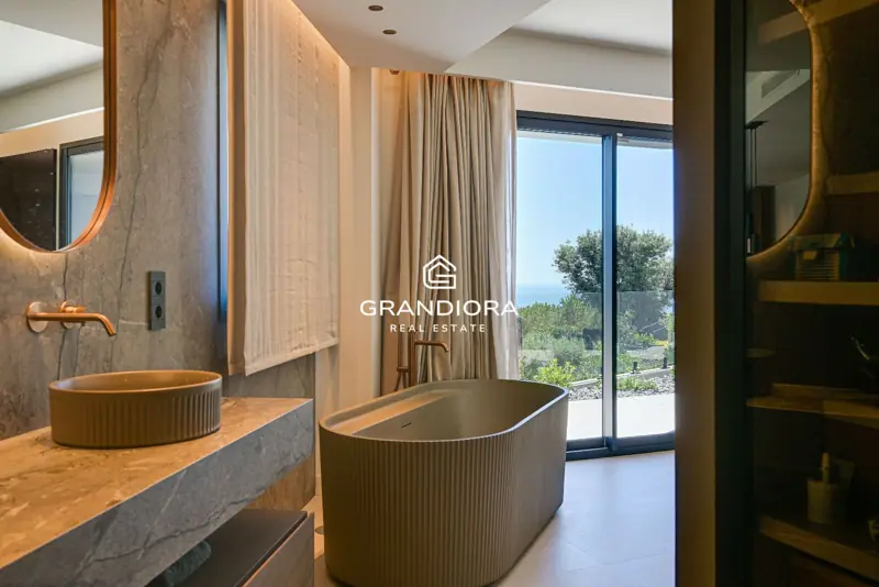 Luxury villa with pool and 1,700 m² garden in Premià de Dalt — 41