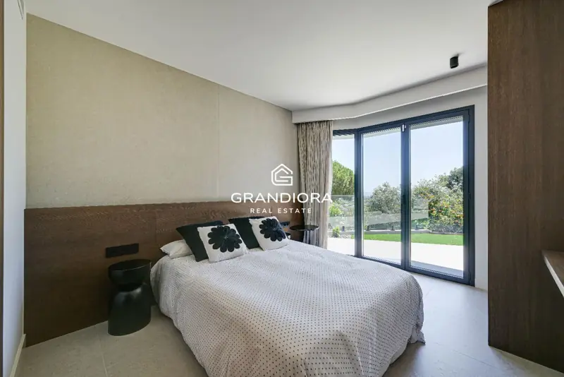 Luxury villa with pool and 1,700 m² garden in Premià de Dalt — 45