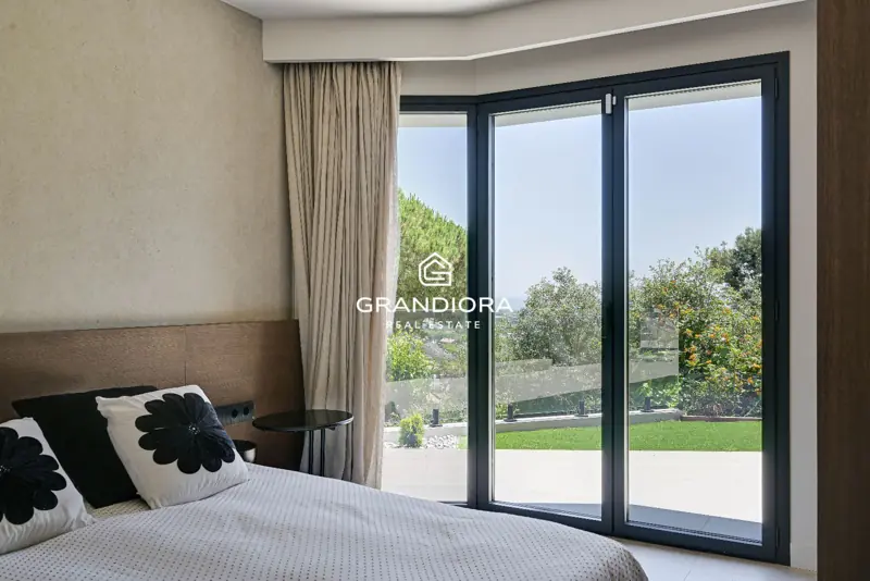 Luxury villa with pool and 1,700 m² garden in Premià de Dalt — 46