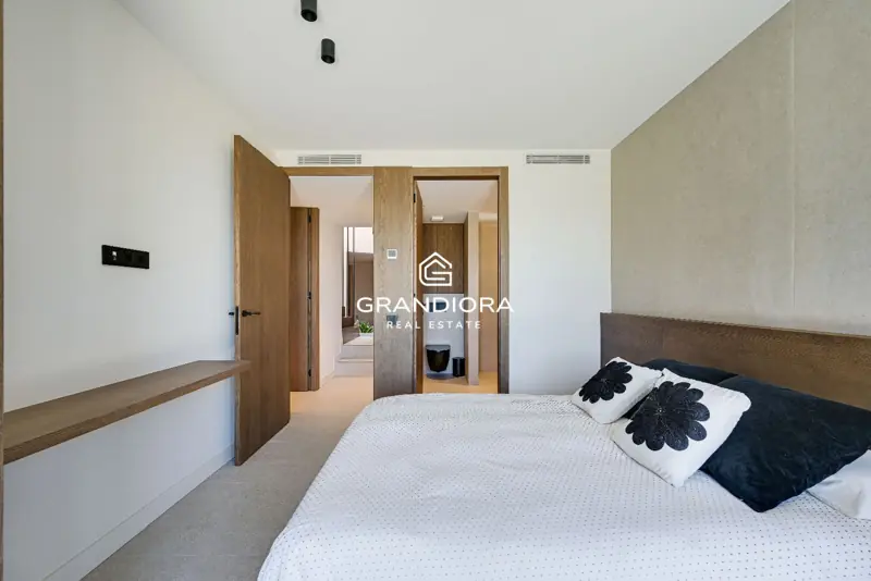 Luxury villa with pool and 1,700 m² garden in Premià de Dalt — 47
