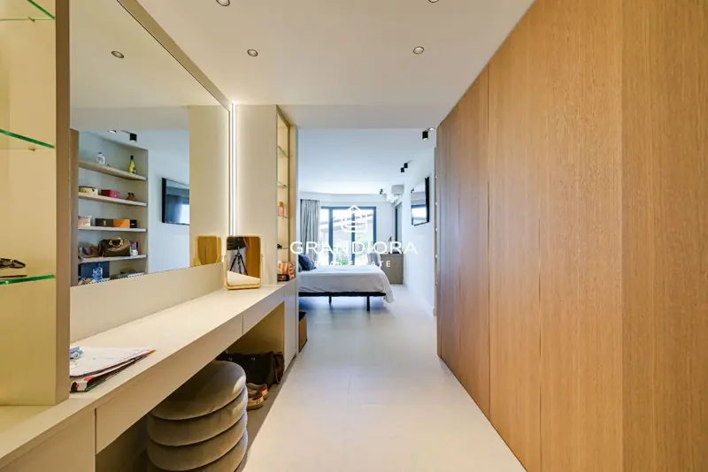Luxury villa with pool and 1,700 m² garden in Premià de Dalt — 51