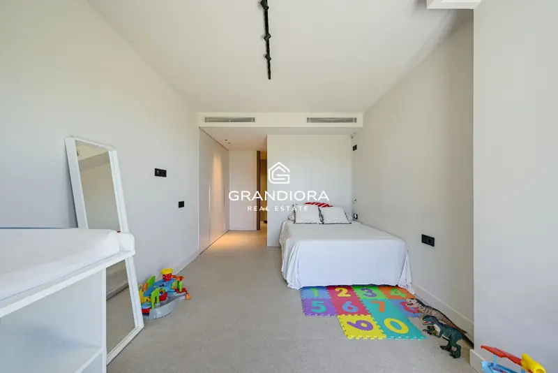 Luxury villa with pool and 1,700 m² garden in Premià de Dalt — 56