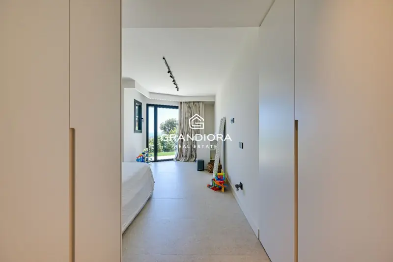 Luxury villa with pool and 1,700 m² garden in Premià de Dalt — 57