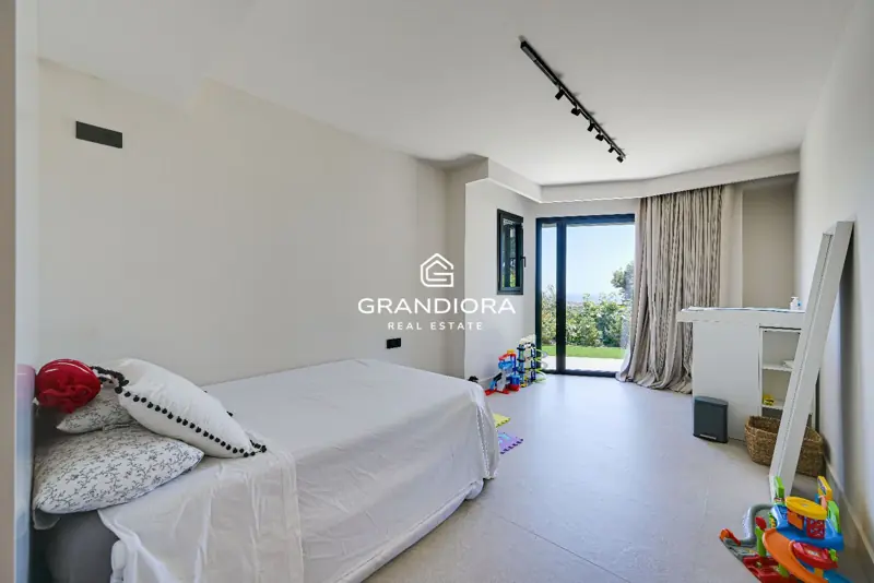 Luxury villa with pool and 1,700 m² garden in Premià de Dalt — 58