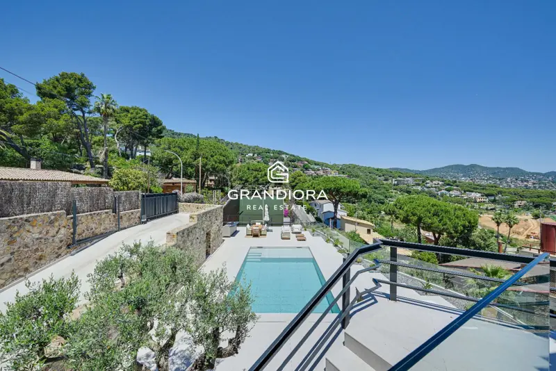 Luxury villa with pool and 1,700 m² garden in Premià de Dalt — 61