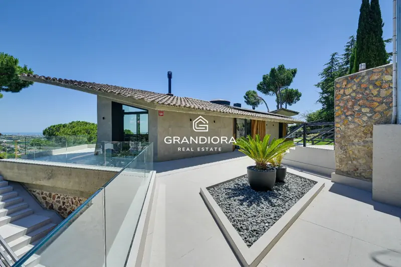 Luxury villa with pool and 1,700 m² garden in Premià de Dalt — 62
