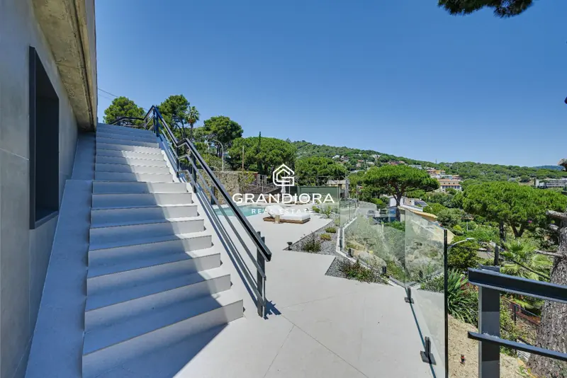 Luxury villa with pool and 1,700 m² garden in Premià de Dalt — 63