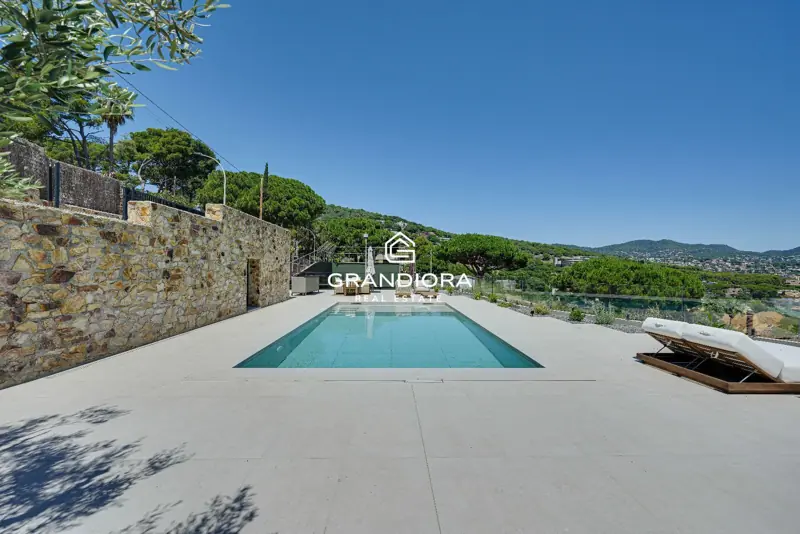 Luxury villa with pool and 1,700 m² garden in Premià de Dalt — 64
