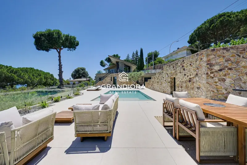 Luxury villa with pool and 1,700 m² garden in Premià de Dalt — 65