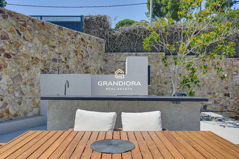 Luxury villa with pool and 1,700 m² garden in Premià de Dalt — 67