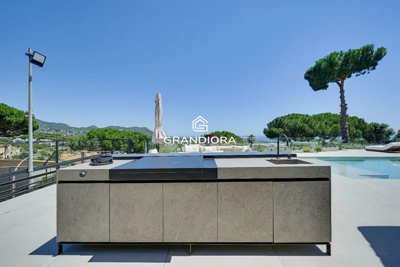 Luxury villa with pool and 1,700 m² garden in Premià de Dalt — 68
