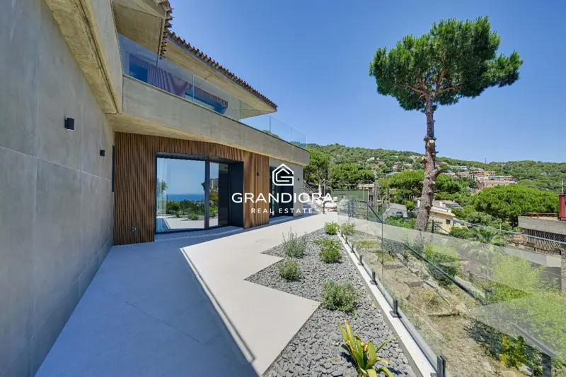 Luxury villa with pool and 1,700 m² garden in Premià de Dalt — 69