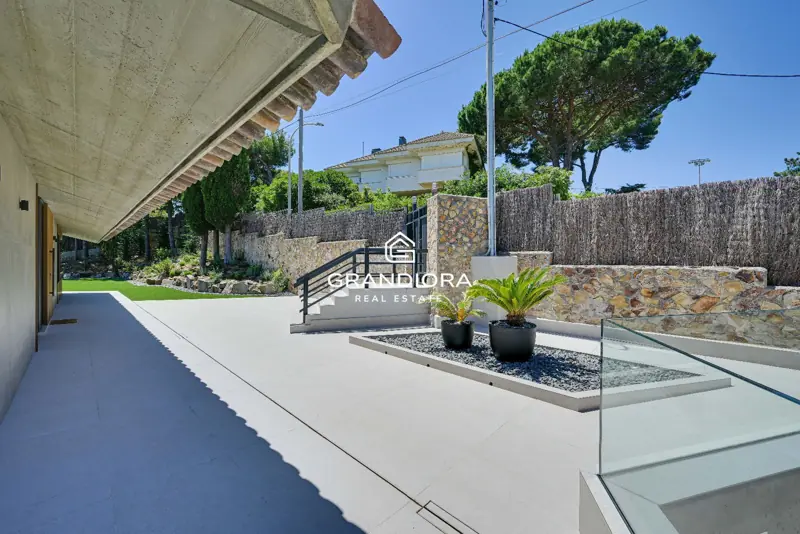 Luxury villa with pool and 1,700 m² garden in Premià de Dalt — 70