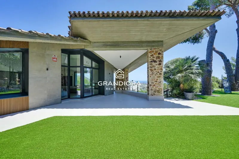 Luxury villa with pool and 1,700 m² garden in Premià de Dalt — 71