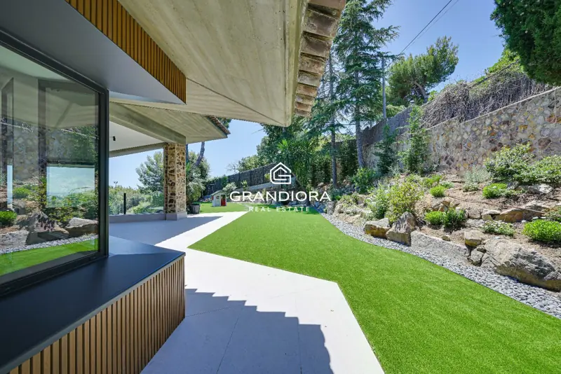 Luxury villa with pool and 1,700 m² garden in Premià de Dalt — 72