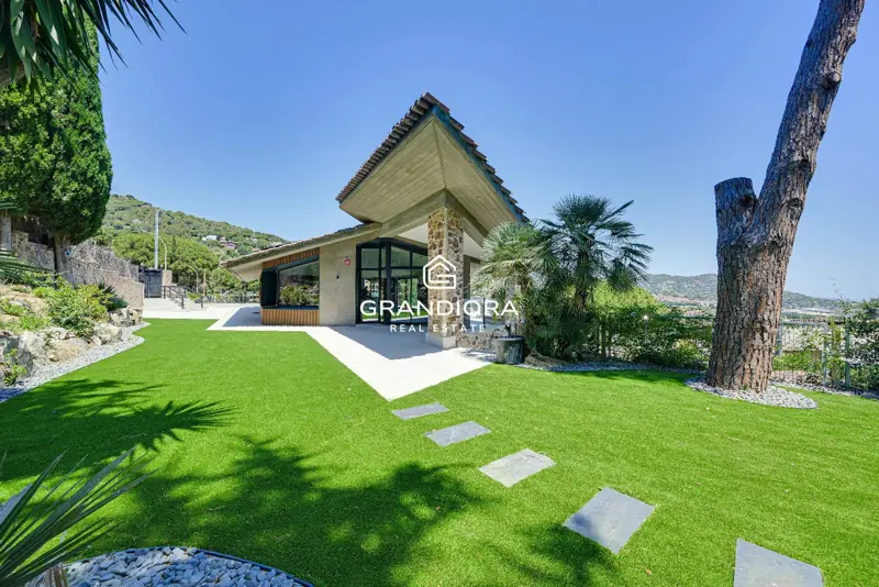 Luxury villa with pool and 1,700 m² garden in Premià de Dalt — 73