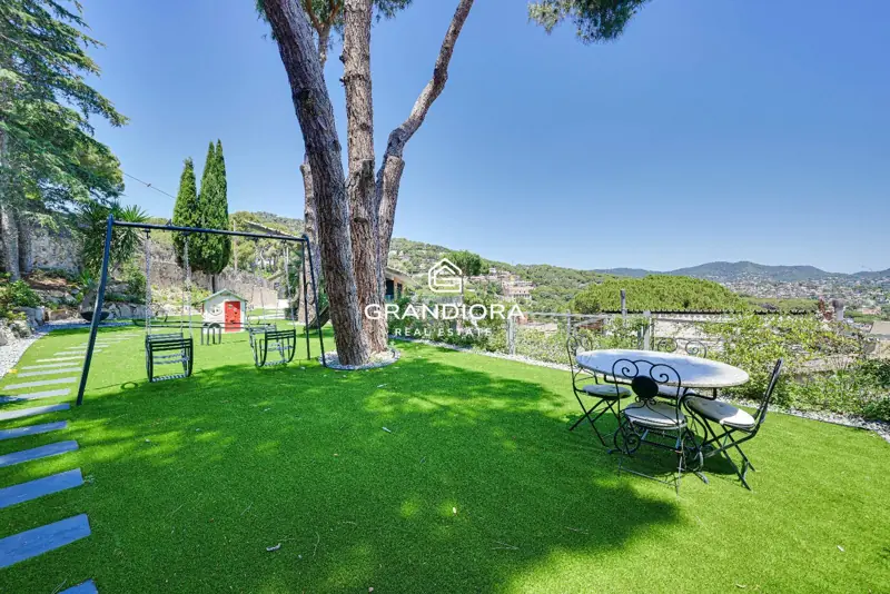 Luxury villa with pool and 1,700 m² garden in Premià de Dalt — 74