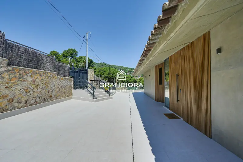 Luxury villa with pool and 1,700 m² garden in Premià de Dalt — 78