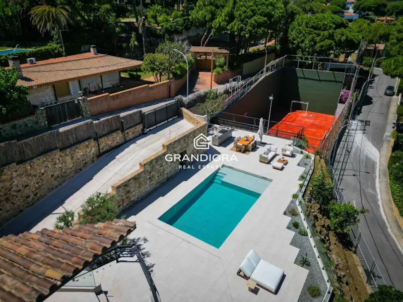Luxury villa with pool and 1,700 m² garden in Premià de Dalt — 79