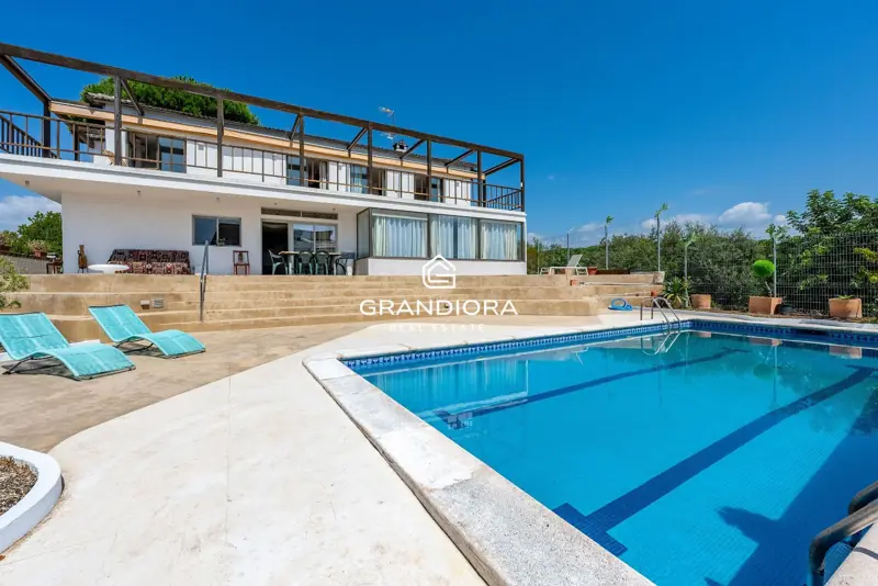 Exclusive villa with pool and panoramic sea views — 2