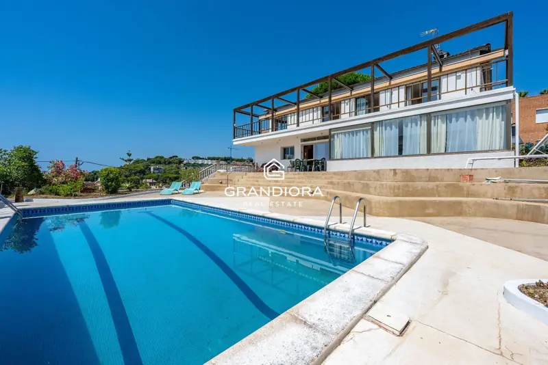 Exclusive villa with pool and panoramic sea views — 3