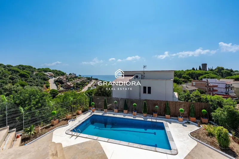 Exclusive villa with pool and panoramic sea views — 4