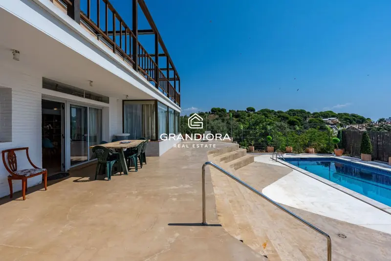 Exclusive villa with pool and panoramic sea views — 5