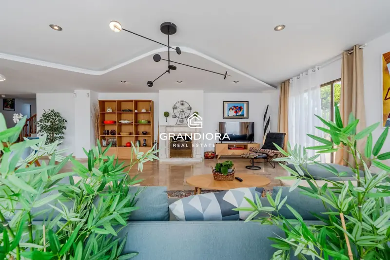 Exclusive villa with pool and panoramic sea views — 8