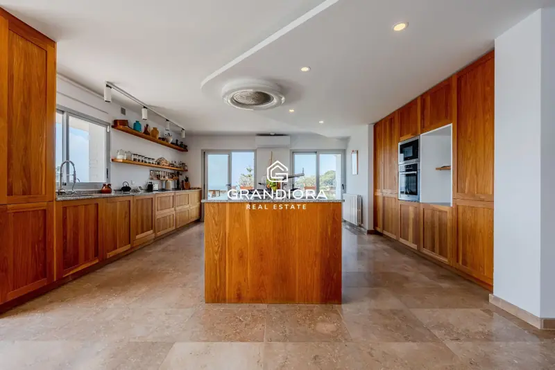 Exclusive villa with pool and panoramic sea views — 13