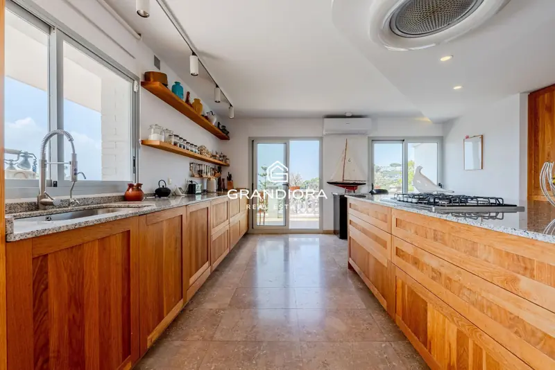 Exclusive villa with pool and panoramic sea views — 14